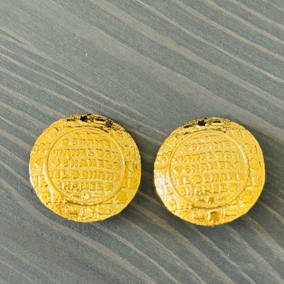 AUTHENTIC Chanel Vintage clip ons. Like new condition. Classic and timeless. - Picture 6 of 10
